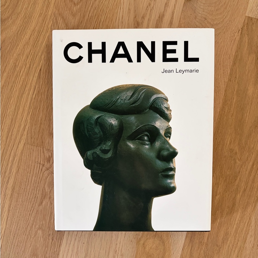 CHANEL Book : a Fashionable History